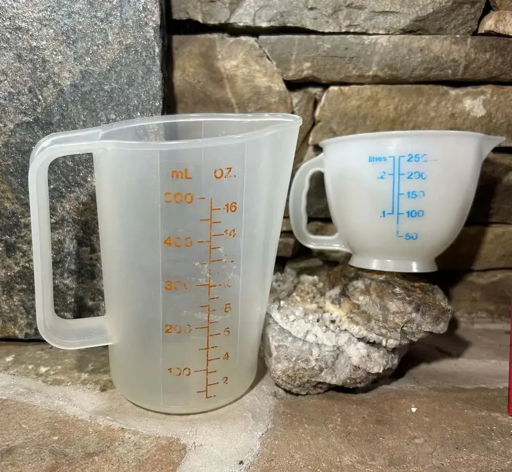 VTG Tupperware #1669-4, 2-Cup Measuring Pitcher 16oz w/ Red Lettering & 1 C Blue
